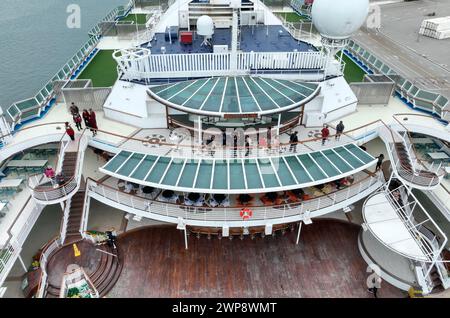 (240306) -- PINGTAN, 6 mars 2024 (Xinhua) -- une photo de drone aérien prise le 6 mars 2024 montre des touristes visitant le bateau de croisière "Dream" près du centre international de croisières à Pingtan, dans la province du Fujian, au sud-est de la Chine. Le navire de croisière international "Dream", qui a navigué pour un voyage de trois jours et deux nuits au Japon, est parti mercredi d'un centre de croisière international à Pingtan, dans la province du Fujian, dans le sud-est de la Chine, marquant l'opération officielle de la première ligne internationale avec Pingtan comme port d'attache. Ces dernières années, le comté insulaire de Pingtan a donné plein jeu à l'ADVA Banque D'Images