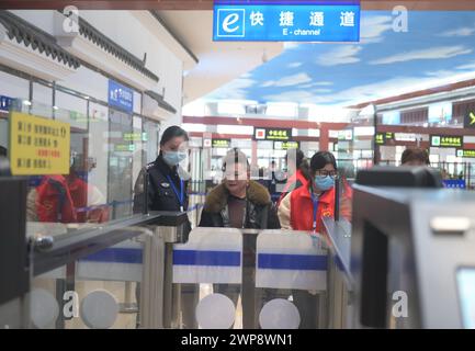 (240306) -- PINGTAN, 6 mars 2024 (Xinhua) -- Une touriste effectuant un voyage sortant obtient ses informations vérifiées via un canal E au centre de croisière international à Pingtan, dans la province du Fujian du sud-est de la Chine, 6 mars 2024. Le navire de croisière international "Dream", qui a navigué pour un voyage de trois jours et deux nuits au Japon, est parti mercredi d'un centre de croisière international à Pingtan, dans la province du Fujian, dans le sud-est de la Chine, marquant l'opération officielle de la première ligne internationale avec Pingtan comme port d'attache. Ces dernières années, le comté insulaire de Pingtan a donné plein jeu à l'ADVA Banque D'Images