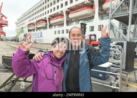 (240306) -- PINGTAN, 6 mars 2024 (Xinhua) -- les touristes posent pour une photo avant d'embarquer sur le bateau de croisière 'Dream' au centre international de croisières à Pingtan, dans la province du Fujian, au sud-est de la Chine, le 6 mars 2024. Le navire de croisière international "Dream", qui a navigué pour un voyage de trois jours et deux nuits au Japon, est parti mercredi d'un centre de croisière international à Pingtan, dans la province du Fujian, dans le sud-est de la Chine, marquant l'opération officielle de la première ligne internationale avec Pingtan comme port d'attache. Ces dernières années, le comté insulaire de Pingtan a donné plein jeu aux avantages de l'île Banque D'Images