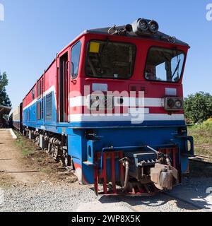 Train au Myanmar. Vieux train dans l'état de Shan au Myanmar sur la route de Hsipaw à partir de Mandalay. Banque D'Images