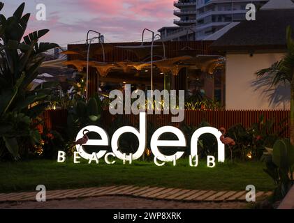 Torremolinos, Espagne - 18 septembre 2023 : Eden Beach Club club de plage préféré gay avec de la bonne musique, un service amical et une bonne ambiance à Bajondillo Banque D'Images