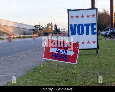 Austin, États-Unis . 05 mars 2024. Les citoyens assistent à un kiosque de vote à North Austin, Texas, le Super mardi du 5 mars 2024. (Stephanie Tacy/Sipa USA) crédit : Sipa USA/Alamy Live News Banque D'Images