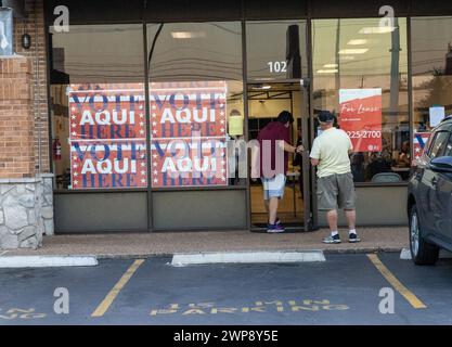 Austin, États-Unis . 05 mars 2024. Les citoyens assistent à un kiosque de vote à North Austin, Texas, le Super mardi du 5 mars 2024. (Stephanie Tacy/Sipa USA) crédit : Sipa USA/Alamy Live News Banque D'Images