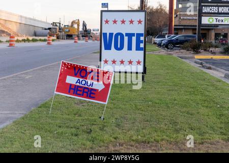 Austin, États-Unis . 05 mars 2024. Les citoyens assistent à un kiosque de vote à North Austin, Texas, le Super mardi du 5 mars 2024. (Stephanie Tacy/Sipa USA) crédit : Sipa USA/Alamy Live News Banque D'Images