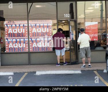 Austin, États-Unis . 05 mars 2024. Les citoyens assistent à un kiosque de vote à North Austin, Texas, le Super mardi du 5 mars 2024. (Stephanie Tacy/Sipa USA) crédit : Sipa USA/Alamy Live News Banque D'Images