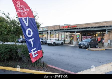 Austin, États-Unis . 05 mars 2024. Les citoyens assistent à un kiosque de vote à North Austin, Texas, le Super mardi du 5 mars 2024. (Stephanie Tacy/Sipa USA) crédit : Sipa USA/Alamy Live News Banque D'Images