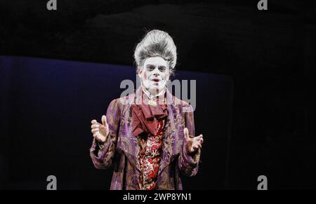 Mark Lockyer (Lord Are) en RESTAURATION par Edward Bond au Bristol Old Vic, Bristol, Angleterre 13/09/2006 un Headlong Theatre (anciennement Oxford Stage Company) conception de la production : Colin Richmond éclairage : Oliver Fenwick réalisateur : Rupert Goold Banque D'Images