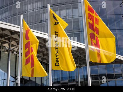 Bonn, Allemagne. 06 mars 2024. Les drapeaux de Deutsche Post et de DHL Group flottent devant le siège de Deutsche Post. Crédit : Thomas Banneyer/dpa/Alamy Live News Banque D'Images