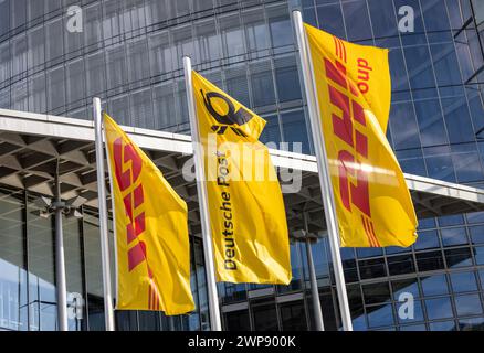 Bonn, Allemagne. 06 mars 2024. Les drapeaux de Deutsche Post et de DHL Group flottent devant le siège de Deutsche Post. Crédit : Thomas Banneyer/dpa/Alamy Live News Banque D'Images