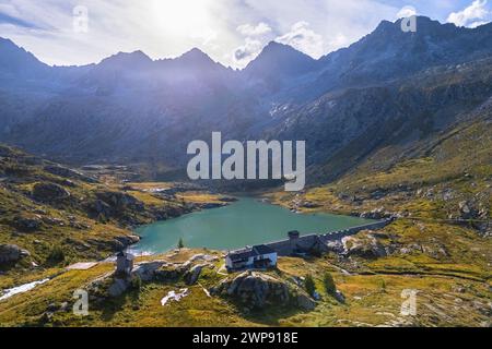 Vue sur le refuge de Gnutti et le lac Miller dans la belle Val Miller. Sonico, Val Camonica, Brescia district, Lombardie, Italie. Banque D'Images