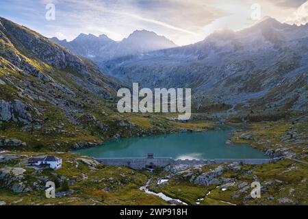 Vue sur le refuge de Gnutti et le lac Miller dans la belle Val Miller. Sonico, Val Camonica, Brescia district, Lombardie, Italie. Banque D'Images