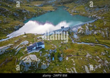 Vue sur le refuge de Gnutti et le lac Miller dans la belle Val Miller. Sonico, Val Camonica, Brescia district, Lombardie, Italie. Banque D'Images