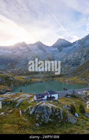 Vue sur le refuge de Gnutti et le lac Miller dans la belle Val Miller. Sonico, Val Camonica, Brescia district, Lombardie, Italie. Banque D'Images