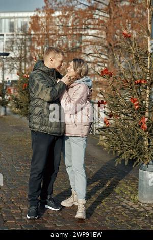 Couple amoureux Un gars et une fille serrés dans la rue de la vieille ville européenne de Bietigheim-Bissingen en Allemagne la veille de Noël. Les rues de la ville Banque D'Images