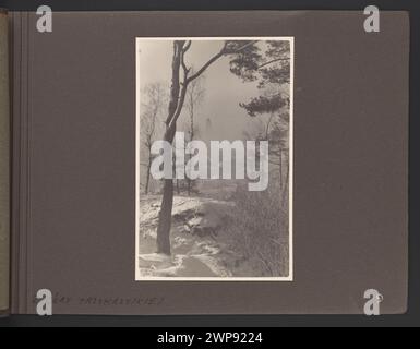 Photographie capturant Vilnius en hiver depuis Góra Trzykrzyska dans les années 1930, montrant le terrain enneigé, les bâtiments et l'aménagement urbain. Banque D'Images