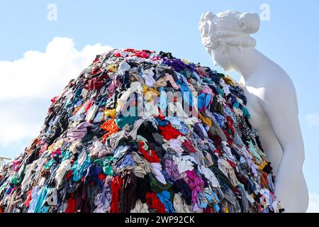 NOUVELLE VERSION DE LA VÉNUS DES CHIFFONS SITUÉS SUR LA PIAZZA MUNICIPIO INAUGURÉ. 03/06/2024 NAPLES, LE MAESTRO PISTOLETTO DANS LA SALLE GIUNTA AU PALAZZO SAN GIACOMO LORS DE LA PRÉSENTATION DE LA NOUVELLE VERSION DE LA VÉNUS DES CHIFFONS PLACÉS SUR LA PIAZZA MUNICIPIO. La Vénus, a-t-on dit, a été donnée à la ville de Naples. NAPOLI palazzo san giacomo CAMPANIA piazza Municipio Copyright : xFABIOxSASSOxFabioxSassox IMG 4064 Banque D'Images