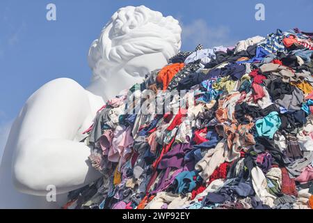 NOUVELLE VERSION DE LA VÉNUS DES CHIFFONS SITUÉS SUR LA PIAZZA MUNICIPIO INAUGURÉ. 03/06/2024 NAPLES, LE MAESTRO PISTOLETTO DANS LA SALLE GIUNTA AU PALAZZO SAN GIACOMO LORS DE LA PRÉSENTATION DE LA NOUVELLE VERSION DE LA VÉNUS DES CHIFFONS PLACÉS SUR LA PIAZZA MUNICIPIO. La Vénus, a-t-on dit, a été donnée à la ville de Naples. NAPOLI palazzo san giacomo CAMPANIA piazza Municipio Copyright : xFABIOxSASSOxFabioxSassox IMG 4085 Banque D'Images