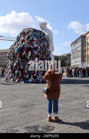 NOUVELLE VERSION DE LA VÉNUS DES CHIFFONS SITUÉS SUR LA PIAZZA MUNICIPIO INAUGURÉ. 03/06/2024 NAPLES, LE MAESTRO PISTOLETTO DANS LA SALLE GIUNTA AU PALAZZO SAN GIACOMO LORS DE LA PRÉSENTATION DE LA NOUVELLE VERSION DE LA VÉNUS DES CHIFFONS PLACÉS SUR LA PIAZZA MUNICIPIO. La Vénus, a-t-on dit, a été donnée à la ville de Naples. NAPOLI palazzo san giacomo CAMPANIA piazza Municipio Copyright : xFABIOxSASSOxFabioxSassox IMG 4067 Banque D'Images