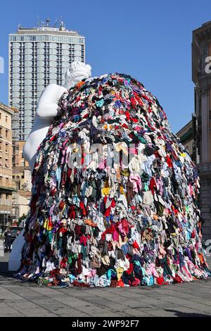 NOUVELLE VERSION DE LA VÉNUS DES CHIFFONS SITUÉS SUR LA PIAZZA MUNICIPIO INAUGURÉ. 03/06/2024 NAPLES, LE MAESTRO PISTOLETTO DANS LA SALLE GIUNTA AU PALAZZO SAN GIACOMO LORS DE LA PRÉSENTATION DE LA NOUVELLE VERSION DE LA VÉNUS DES CHIFFONS PLACÉS SUR LA PIAZZA MUNICIPIO. La Vénus, a-t-on dit, a été donnée à la ville de Naples. NAPOLI palazzo san giacomo CAMPANIA piazza Municipio Copyright : xFABIOxSASSOxFabioxSassox IMG 4053 Banque D'Images