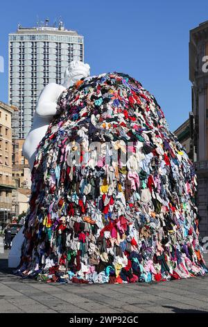 6 mars 2024, Napoli, Campanie, piazza Municipio : 03/06/2024 NAPLES, LE MAESTRO PISTOLETTO DANS LA SALLE GIUNTA AU PALAZZO SAN GIACOMO LORS DE LA PRÉSENTATION DE LA NOUVELLE VERSION DE LA ''VÉNUS DES CHIFFONS'' PLACÉE SUR LA PIAZZA MUNICIPIO.la Vénus, a-t-on dit, a été donnée à la ville de Naples. (Crédit image : © Fabio Sasso/ZUMA Press Wire) USAGE ÉDITORIAL SEULEMENT! Non destiné à UN USAGE commercial ! Banque D'Images