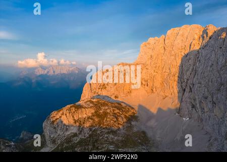 Vue aérienne de la face nord de la Presolana au coucher du soleil. Val di Scalve, Bergamo district, Lombardie, Italie, Europe du Sud. Banque D'Images