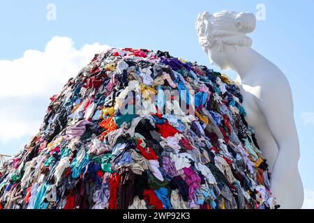 6 mars 2024, Napoli, Campanie, piazza Municipio : 03/06/2024 NAPLES, LE MAESTRO PISTOLETTO DANS LA SALLE GIUNTA AU PALAZZO SAN GIACOMO LORS DE LA PRÉSENTATION DE LA NOUVELLE VERSION DE LA ''VÉNUS DES CHIFFONS'' PLACÉE SUR LA PIAZZA MUNICIPIO.la Vénus, a-t-on dit, a été donnée à la ville de Naples. (Crédit image : © Fabio Sasso/ZUMA Press Wire) USAGE ÉDITORIAL SEULEMENT! Non destiné à UN USAGE commercial ! Banque D'Images