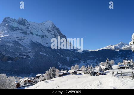 Un petit village de montagne en hiver couvert de neige en Suisse Banque D'Images