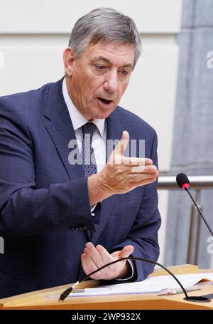 Bruxelles, Belgique. 06 mars 2024. Le ministre flamand Jan jambon, président, fait un geste lors d'une session plénière du Parlement flamand à Bruxelles, le mercredi 06 mars 2024. BELGA PHOTO BENOIT DOPPAGNE crédit : Belga News Agency/Alamy Live News Banque D'Images