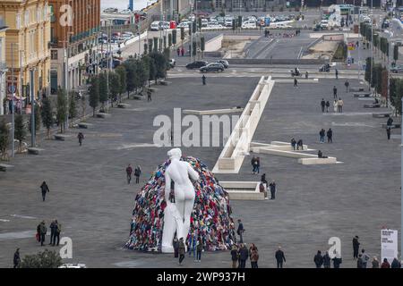 6 mars 2024, Napoli, Campanie, piazza Municipio : 03/06/2024 NAPLES, LE MAESTRO PISTOLETTO DANS LA SALLE GIUNTA AU PALAZZO SAN GIACOMO LORS DE LA PRÉSENTATION DE LA NOUVELLE VERSION DE LA ''VÉNUS DES CHIFFONS'' PLACÉE SUR LA PIAZZA MUNICIPIO.la Vénus, a-t-on dit, a été donnée à la ville de Naples. (Crédit image : © Fabio Sasso/ZUMA Press Wire) USAGE ÉDITORIAL SEULEMENT! Non destiné à UN USAGE commercial ! Banque D'Images