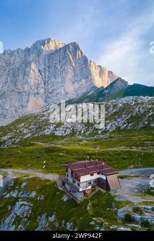 Vue aérienne du refuge Albani et de la face nord de la Presolana au coucher du soleil. Val di Scalve, Bergamo district, Lombardie, Italie, Europe du Sud. Banque D'Images