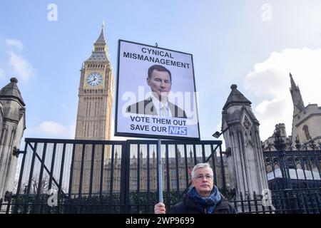 Londres, Angleterre, Royaume-Uni. 6 mars 2024. Un activiste fait connaître ses sentiments à l'égard du chancelier de l'Échiquier Jeremy Hunt et du Parti conservateur devant le Parlement alors que les manifestants anti-conservateurs se rassemblent le jour du budget. (Crédit image : © Vuk Valcic/ZUMA Press Wire) USAGE ÉDITORIAL SEULEMENT! Non destiné à UN USAGE commercial ! Banque D'Images