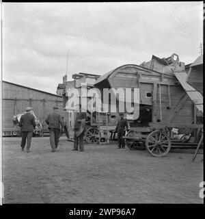 Parc de machines au Service d'incendie d'État de Karsk Pyrzycki ; d'une série de photographies à l'article d'Helena Adamczewska 'Start Cie Gnik No. 00001' [sur le premier tracteur 'Ursus' produit après la guerre], 'Wiatr' 1954, No. 18, pp. 8-9 ; Pra 1954 (1954-00-00-1954-00-00); Banque D'Images