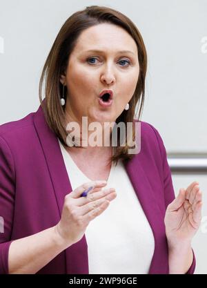 Bruxelles, Belgique. 06 mars 2024. La ministre flamande de la politique intérieure et du vivre ensemble, Gwendolyn Rutten, photographiée lors d’une session plénière du Parlement flamand à Bruxelles, mercredi 06 mars 2024. BELGA PHOTO BENOIT DOPPAGNE crédit : Belga News Agency/Alamy Live News Banque D'Images