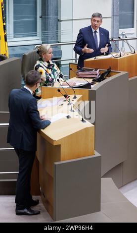 Bruxelles, Belgique. 06 mars 2024. Le ministre-président flamand Jan jambon (R) photographié lors d'une session plénière du Parlement flamand à Bruxelles, mercredi 06 mars 2024. BELGA PHOTO BENOIT DOPPAGNE crédit : Belga News Agency/Alamy Live News Banque D'Images