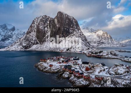 Vue aérienne de l'île de Hamnøya et de la montagne Lilandstinden dans la baie de Reine en hiver. Îles Lofoten, Norvège. Banque D'Images
