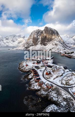 Vue aérienne de l'île de Hamnøya et de la montagne Lilandstinden dans la baie de Reine en hiver. Îles Lofoten, Norvège. Banque D'Images
