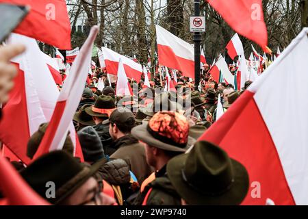 Les agriculteurs polonais descendent dans la rue avec des drapeaux polonais pour protester contre le Green Deal de l'UE et une importation de produits agricoles en provenance de pays tiers, dont l'Ukraine, devant le premier ministre Cancellary dans le centre de Varsovie, la capitale de la Pologne, le 6 mars 2024. Banque D'Images