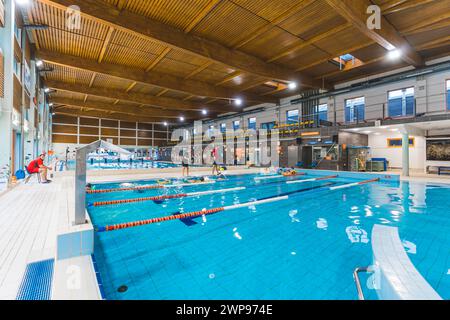 30.11.2022. Wrsaw, Pologne. instructeurs de natation à la piscine intérieure, concept de style de vie sain. Photo de haute qualité Banque D'Images