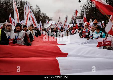 Les agriculteurs polonais descendent dans la rue avec des drapeaux polonais et des banderoles anti-gouvernementales pour protester contre le Green Deal de l'UE et une importation de produits agricoles en provenance de pays tiers, dont l'Ukraine, devant le premier ministre Cancellary dans le centre de Varsovie, la capitale de la Pologne, le 6 mars 2024. Banque D'Images