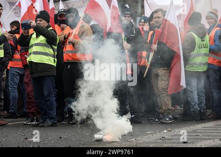 Les agriculteurs polonais descendent dans la rue et brûlent des feux de joie et des flammes de feu pour protester contre le Green Deal de l'UE et une importation de produits agricoles en provenance de pays tiers, dont l'Ukraine, devant le premier ministre Cancellary dans le centre de Varsovie, la capitale de la Pologne, le 6 mars 2024. Banque D'Images