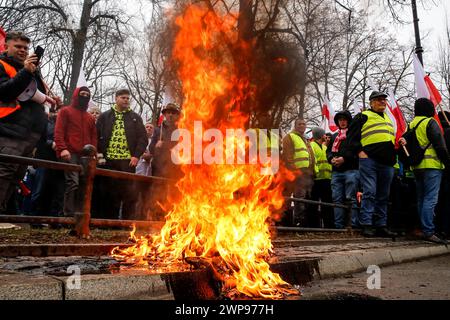 Les agriculteurs polonais descendent dans la rue pour brûler des feux de joie en plastique pour protester contre le Green Deal de l'UE et une importation de produits agricoles en provenance de pays tiers, dont l'Ukraine, devant le premier ministre Cancellary dans le centre de Varsovie, la capitale de la Pologne, le 6 mars 2024. Banque D'Images