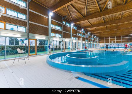 30.11.2023. Varsovie, Pologne. piscine intérieure en forme de tound et autre en arrière-plan. Photo de haute qualité Banque D'Images