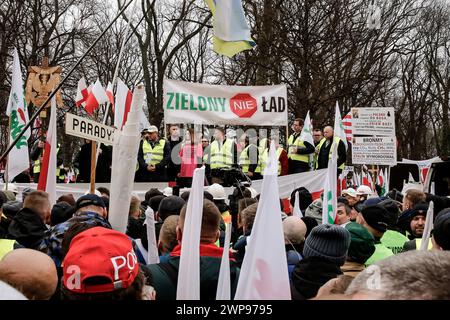 Les agriculteurs polonais descendent dans la rue avec des drapeaux polonais et des banderoles anti-Green Deal pour protester contre le Green Deal de l'UE et une importation de produits agricoles en provenance de pays tiers, dont l'Ukraine, devant le premier ministre Cancellary dans le centre de Varsovie, la capitale de la Pologne, le 6 mars 2024. Banque D'Images