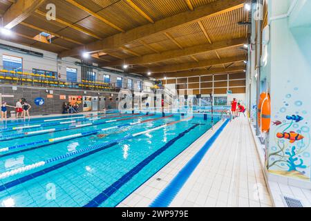 30.11.2022. Varsovie, Pologne. moderne et belle natation pauvre. Photo de haute qualité Banque D'Images