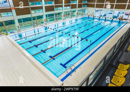 vue en haut angle d'une piscine moderne avec eau bleue et lignes de natation. Photo de haute qualité Banque D'Images