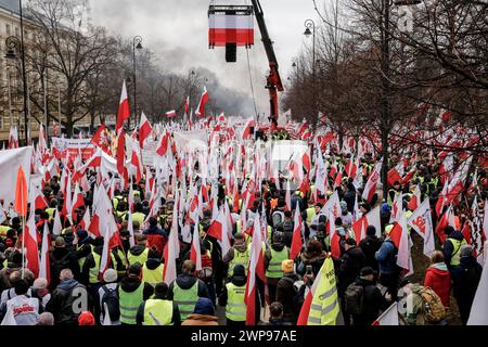 Les agriculteurs polonais descendent dans la rue avec des drapeaux polonais et des banderoles anti-gouvernementales pour protester contre le Green Deal de l'UE et une importation de produits agricoles en provenance de pays tiers, dont l'Ukraine, devant le premier ministre Cancellary dans le centre de Varsovie, la capitale de la Pologne, le 6 mars 2024. Banque D'Images