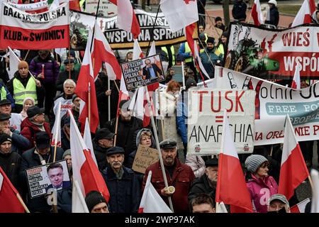 Les agriculteurs polonais descendent dans la rue avec des drapeaux polonais et des banderoles anti-gouvernementales pour protester contre le Green Deal de l'UE et une importation de produits agricoles en provenance de pays tiers, dont l'Ukraine, devant le premier ministre Cancellary dans le centre de Varsovie, la capitale de la Pologne, le 6 mars 2024. Banque D'Images