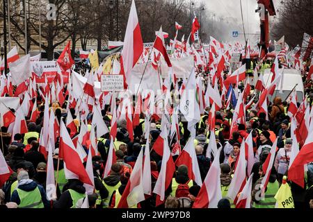 Les agriculteurs polonais descendent dans la rue avec des drapeaux polonais et des banderoles anti-gouvernementales pour protester contre le Green Deal de l'UE et une importation de produits agricoles en provenance de pays tiers, dont l'Ukraine, devant le premier ministre Cancellary dans le centre de Varsovie, la capitale de la Pologne, le 6 mars 2024. Banque D'Images