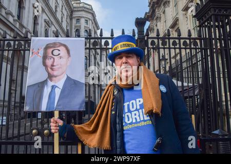 Londres, Royaume-Uni. 6 mars 2024. Le militant anti-Brexit Steve Bray fait connaître ses sentiments à propos du chancelier de l'Échiquier Jeremy Hunt devant Downing Street alors que les manifestants anti-conservateurs se rassemblent le jour du budget. Crédit : Vuk Valcic/Alamy Live News Banque D'Images