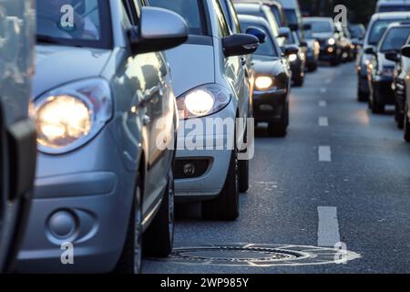 phares de voiture dans un embouteillage Banque D'Images